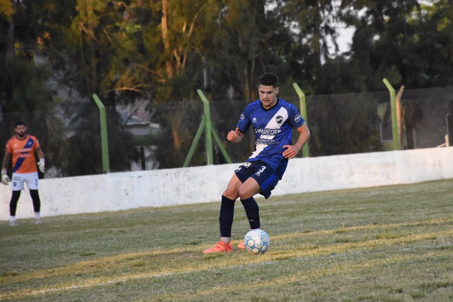 LATERAL. Martín Alemandi, marca y proyección por la izquierda.