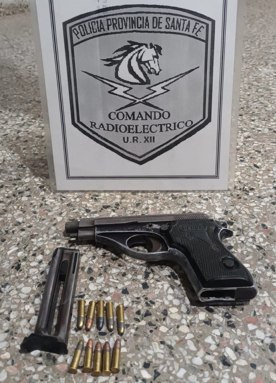La pistola calibre 22 con cartuchos intactos secuestrada por la Policía.