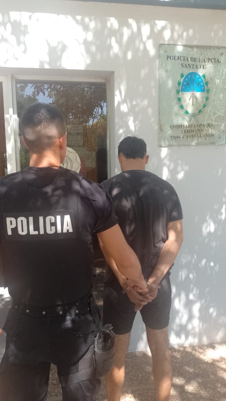 El hombre comenzó a ponerse nervioso, por lo que el personal actuante lo identificó y luego arrestó.