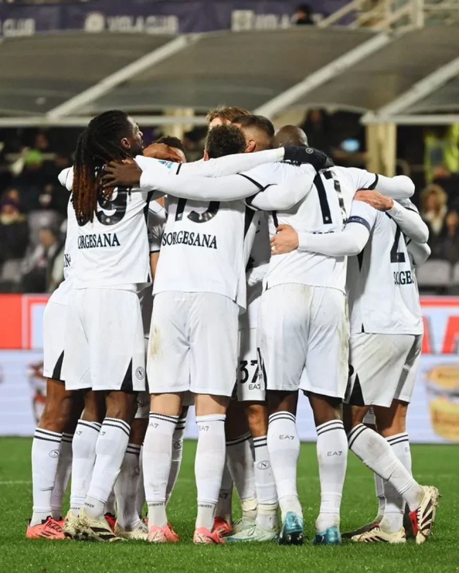 Los jugadores del Napoli festejan el gol de Scott McTominay.