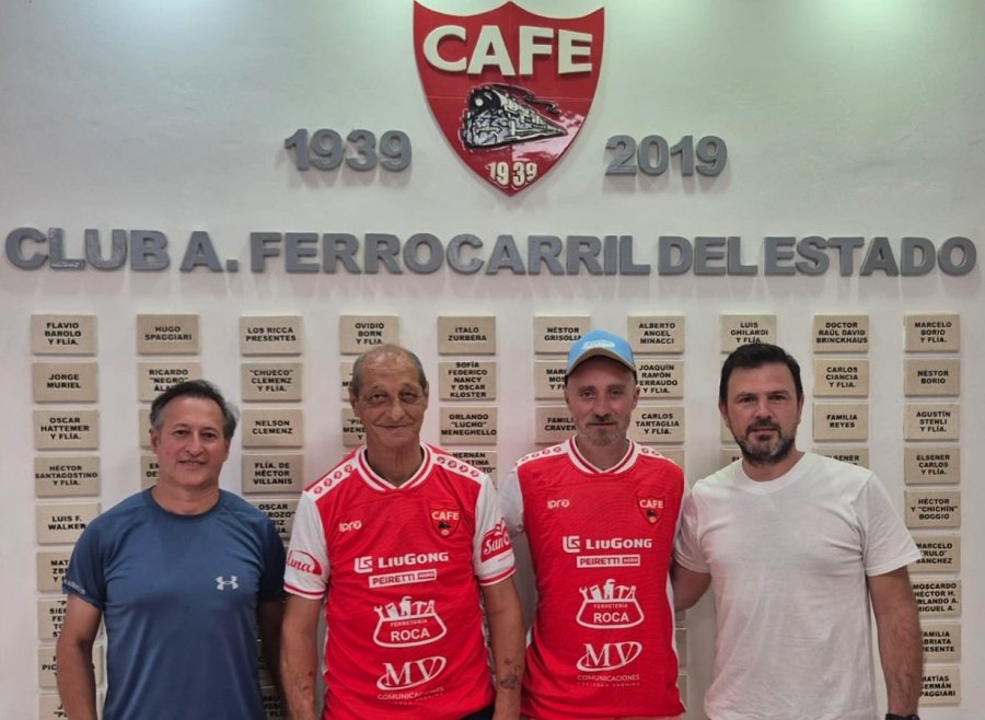 LOS DIRIGENTES DE FERRO JUNTO AL DT, HUGO TOGNI, QUE SIGUE EN LOS NOGALES