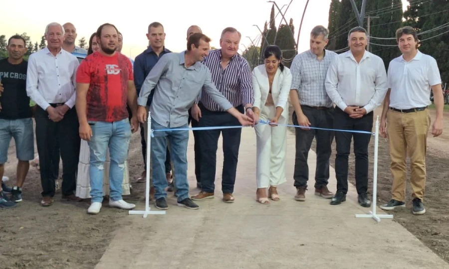 Las autoridades en el tradicional corte de cintas para dejar habilitadas las obras.