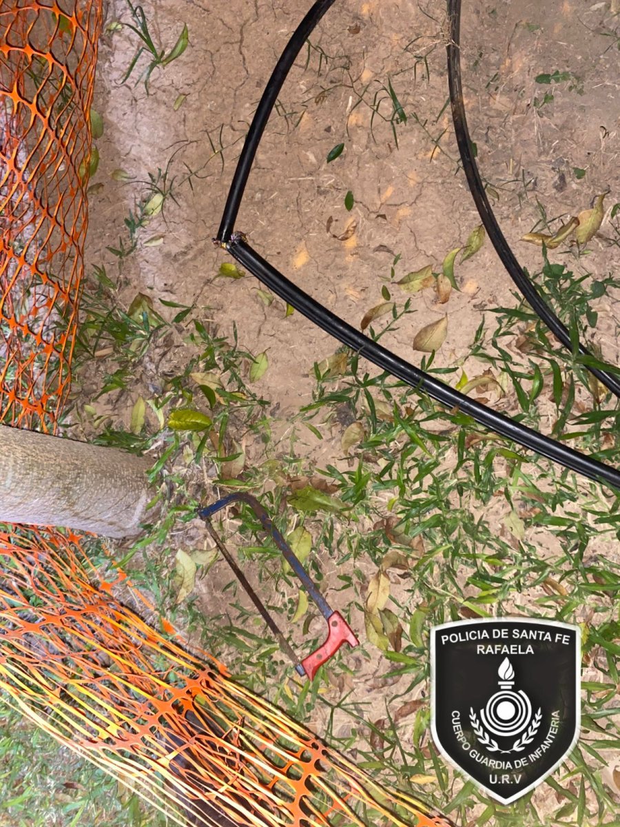 Se procedió al secuestro de 12 metros de cable, una sierra y las dos bicicletas en que se movilizaban.