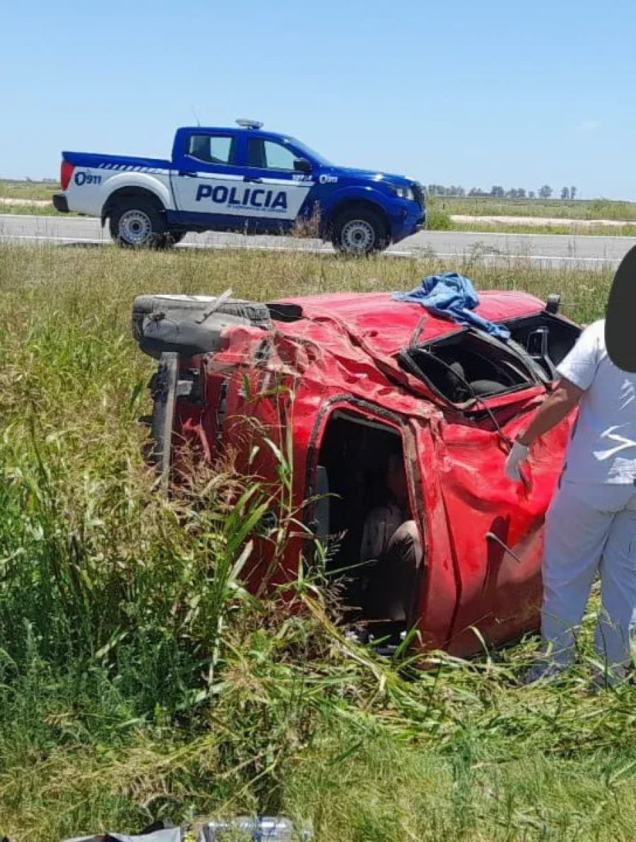 Un automóvil Volkswagen Fox, con tres ocupantes, salió de la calzada y protagonizó varios tumbos.