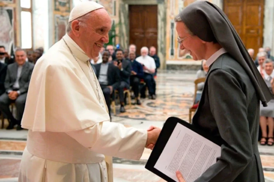 El Papa Francisco y Sor Simona Brambilla en un encuentro en el Vaticano en 2017.