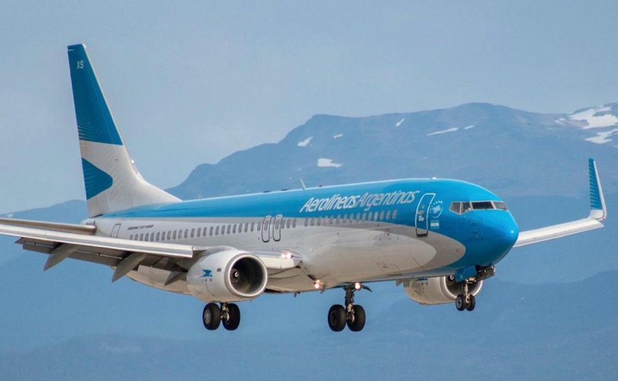 VUELOS INTERNACIONALES. El gobierno prorrogó hasta 2027 un impuesto que encarece 7% los pasajes al exterior.