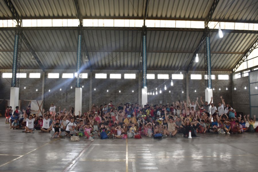 Los niños y los Reyes Magos en el Polideportivo.