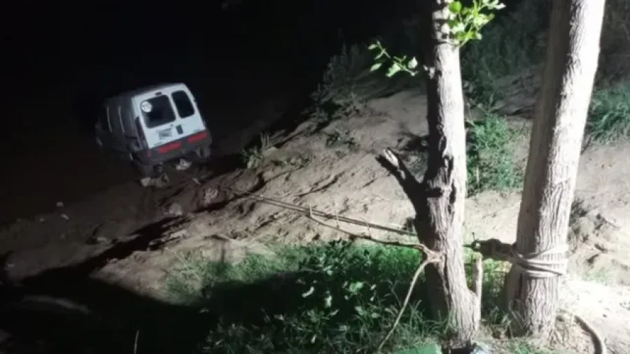 El utilitario cayó al río y atropelló al nene que se encontraba acampando con su familia.