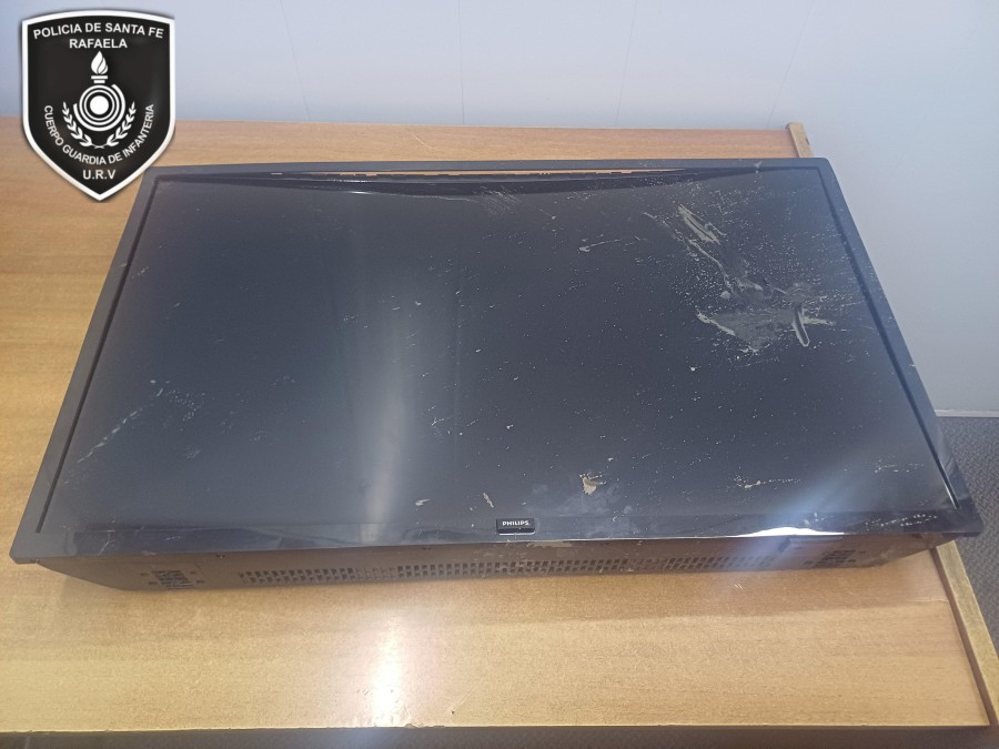 El televisor descartado por un sujeto que se dio a la fuga en barrio Zazpe.