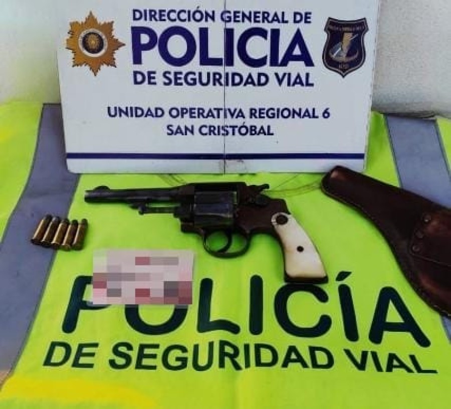 El revólver que transportaba el camionero trasladado a Comisaría 1a. de San Cristóbal.