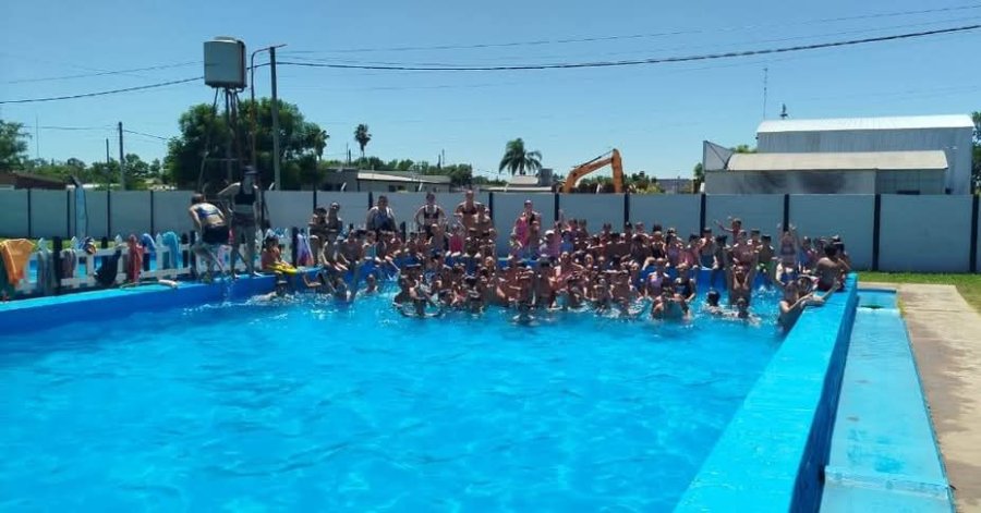 Los participantes disfrutando de la pileta.