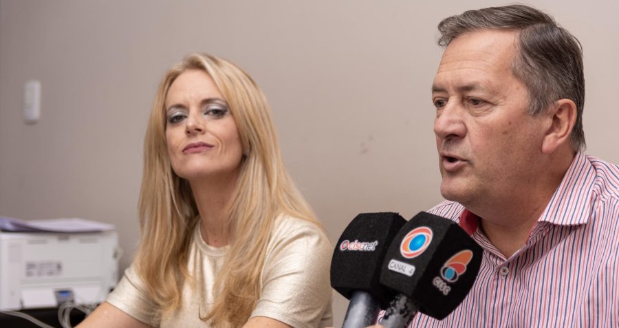 La Secretaria y el Intendente durante la rueda de prensa.