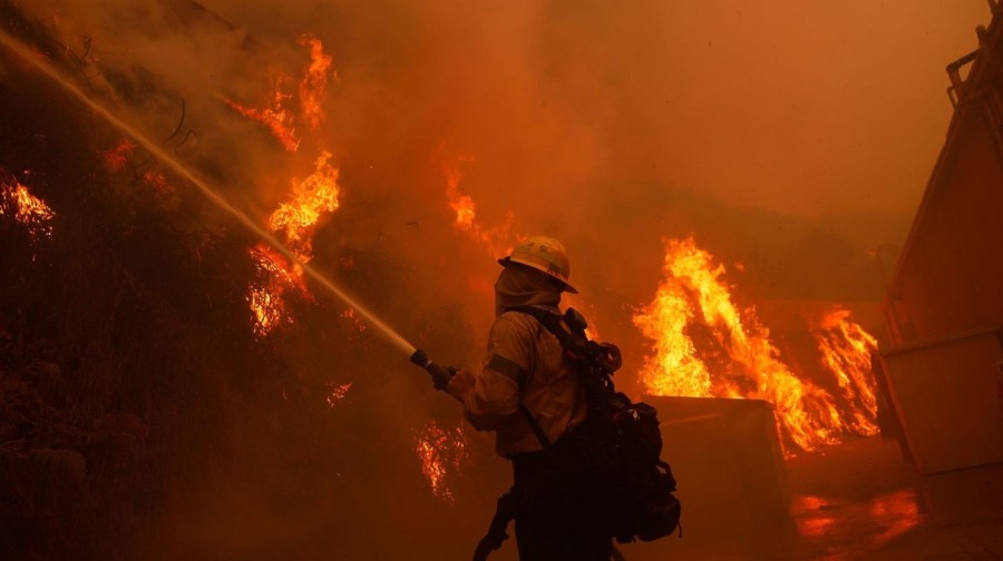 CALIFORNIA EN LLAMAS. un voraz incendio obliga a evacuar a más de 30.000 personas.