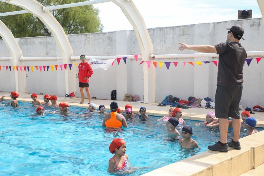 SIGUE EL ALERTA POR CALOR EXTREMO. Las piletas son un buen recurso para combatir las altas temperaturas en pleno verano 2025.