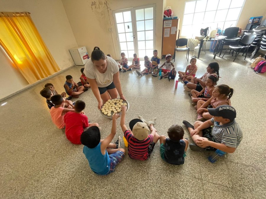 Grupo de niños disfrutando una de las actividades.