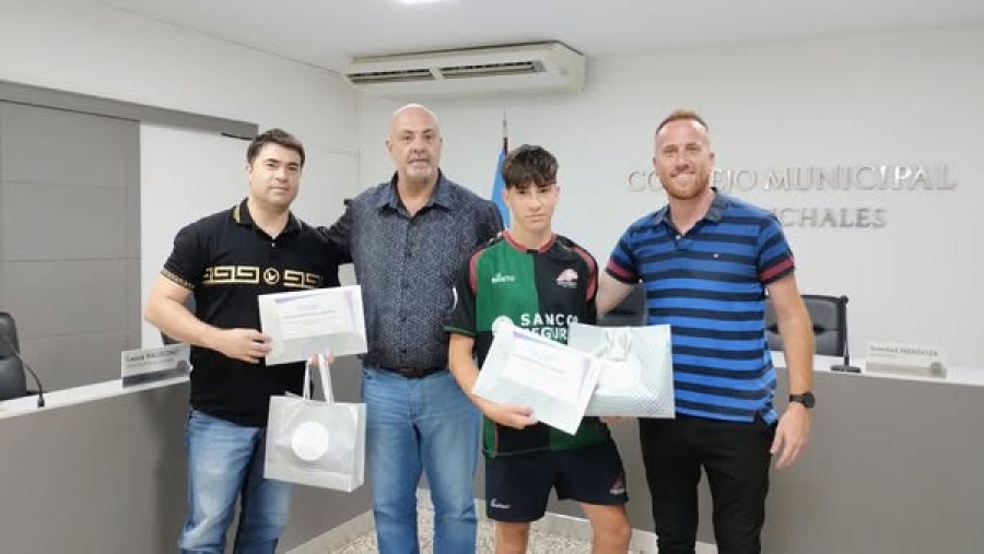 ENTREGA. Los ediles Santiago Dobler y Pablo Ghiano entregaron la distinción a Ignacio Coll y Marcelo Bergesio.