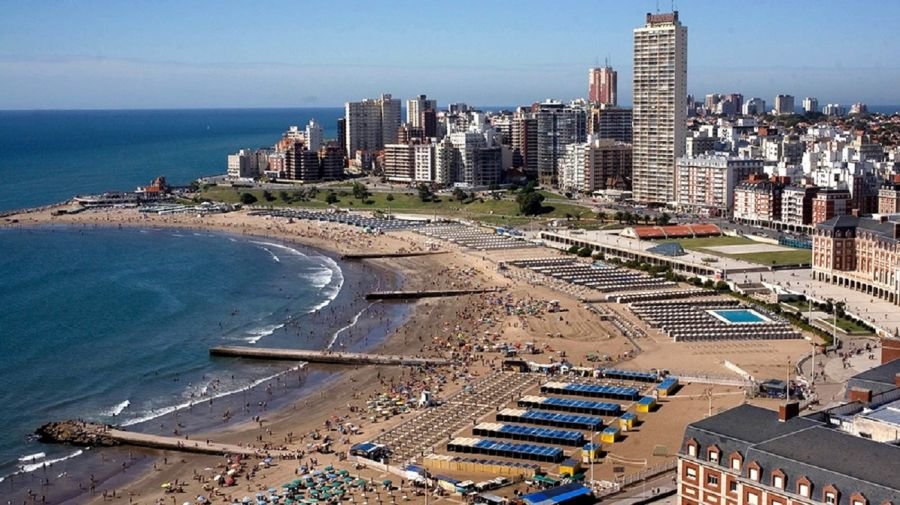 COSTA ARGENTINA. Las playas de la costa siguen siendo la opci&oacute;n m&aacute;s elegida para quien se queda en el pa&iacute;s.