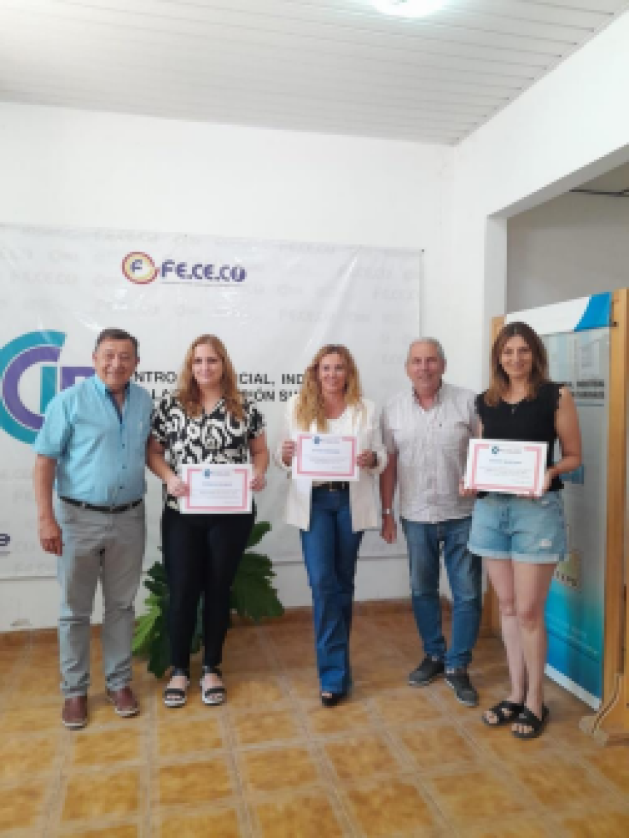 Las seleccionadas junto al gerente y un integrante de la Comisión Directiva.