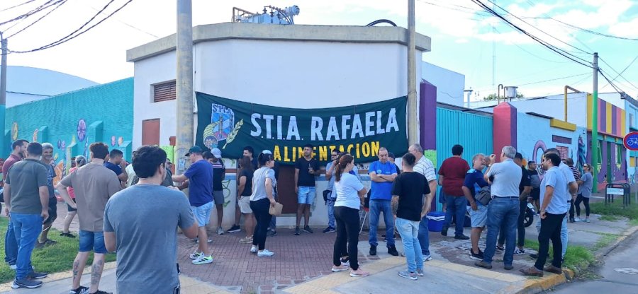 MANIFESTACION. Los empleados de la empresa reclaman el pago de los salarios y otras deudas.