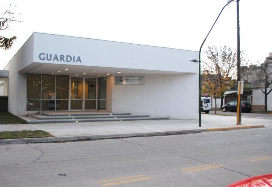 GUARDIA DEL HOSPITAL. En la esquina de calles Balcarce y Paraná se encontraban familiares y vecinos viviendo escenas de dramatismo.