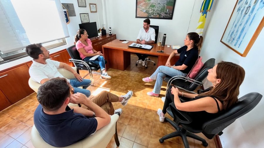 Un instante del encuentro con el Intendente.