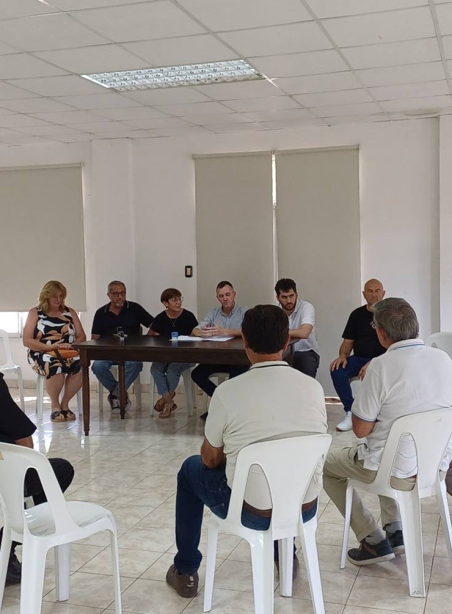 Vista parcial del acto, las autoridades y algunos participantes.