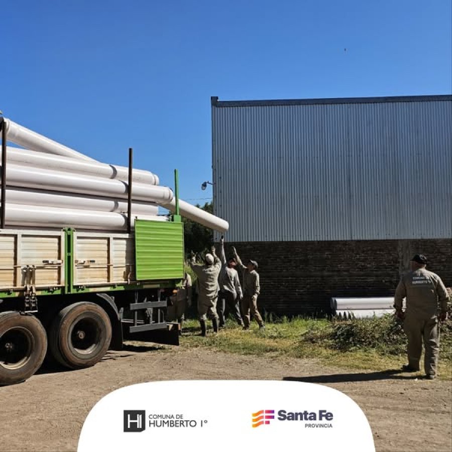 Personal omunal descargando el material receptado.