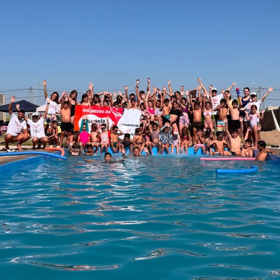 El grupo en la pileta.