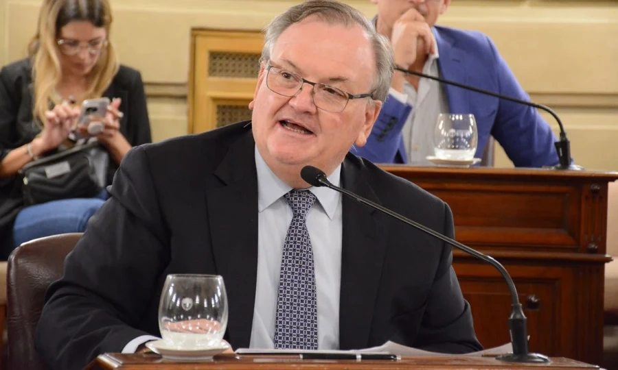 Felipe Michlig en su banca.