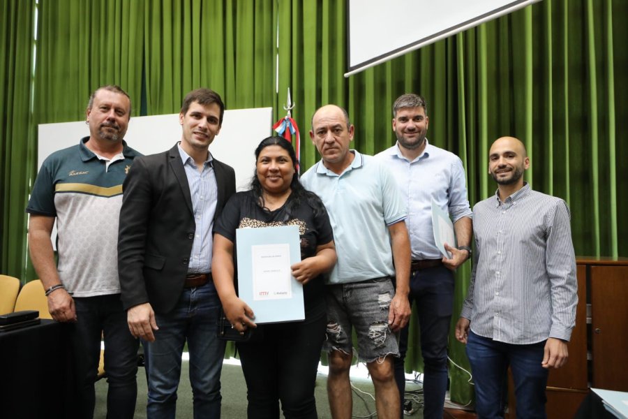 ESCRITURAS. Con la presencia del intendente, el acto de entrega de los t&iacute;tulos se desarroll&oacute; en el Sal&oacute;n Verde del edificio municipal.