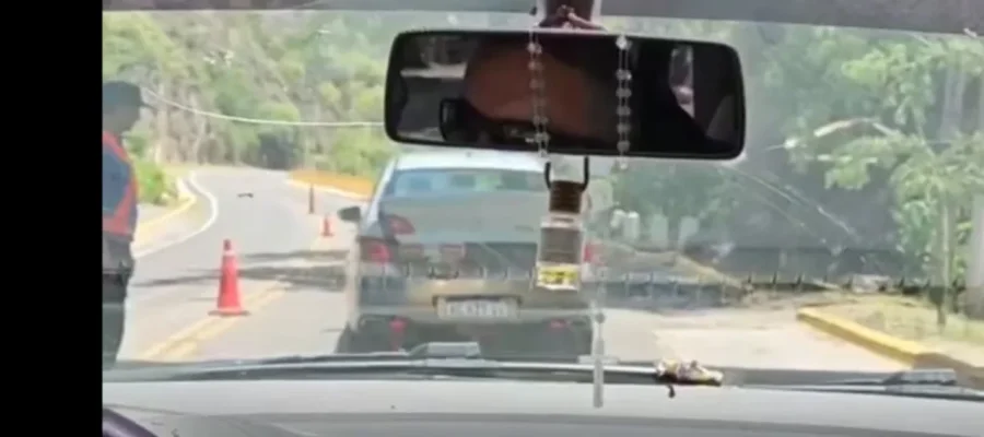 El episodio fue grabado por otro automovilista que iba atrás.