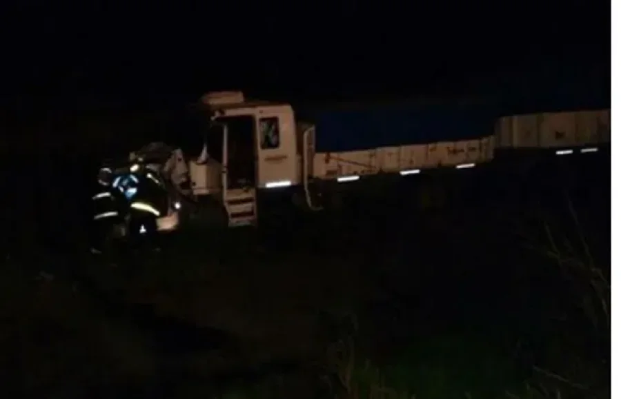 El Chevrolet Meriva impactó contra un camión de gran porte.