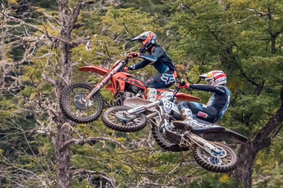Dos motos en las alturas en una espectacular imagen del MXGP.
