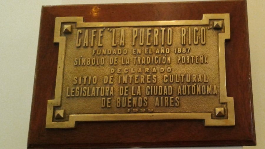 Placa ubicada en el frontis del edificio.