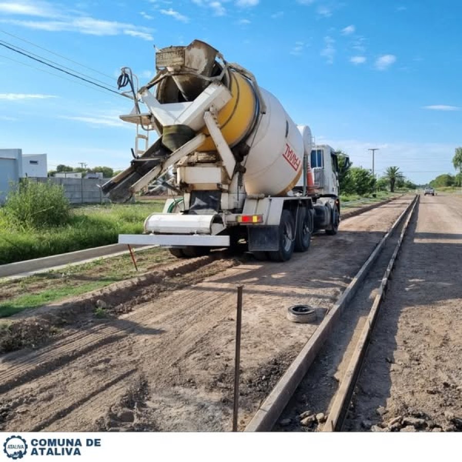 Cudrilla comunal laborando en la Av. 9 de Julio.