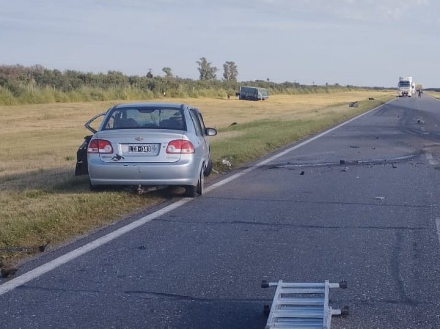 El choque fue frontal entre un auto y un camión.