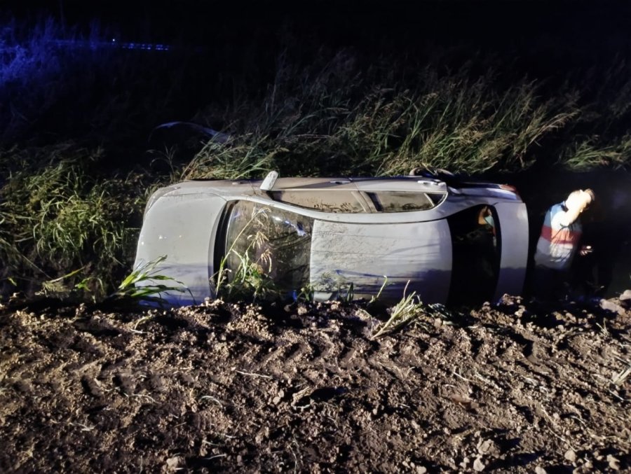 Por causas que se desconocen el conductor perdió el control de su automóvil Toyota Corolla color blanco.