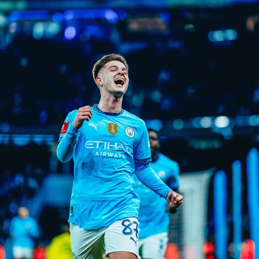 El centrocampista James Mcatee marcó un hattrick en la victoria ante el Salford City.