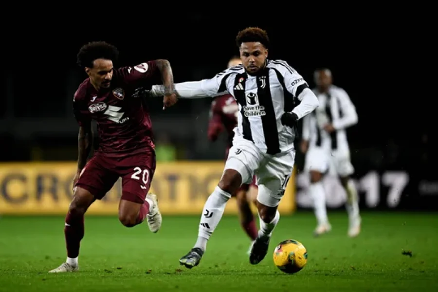 El estadounidense Weston McKennie disputa el balón ante el austríaco Valentino Lázaro.