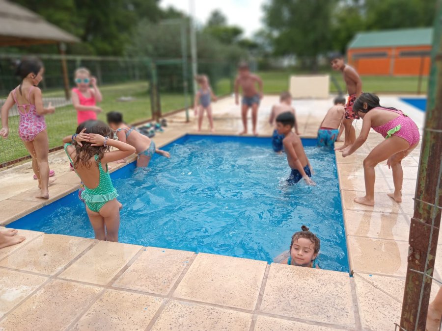 un grupo de colonos disfrutando de la pileta.