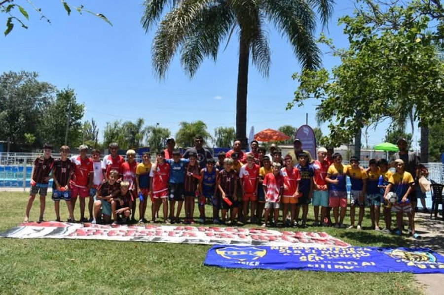 Equipos, DT y el Intendente en el Polideportivo.