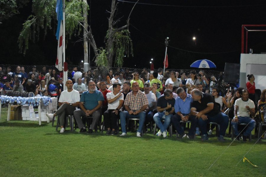 Autoridades y parte del público durante la ceremonia inicial.