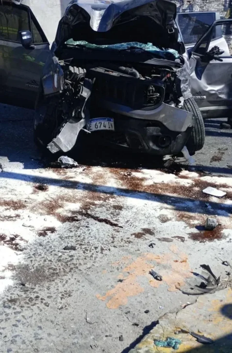 Así quedó la camioneta que chocaron los policías que iban en la moto, la cual quedó totalmente incinerada.