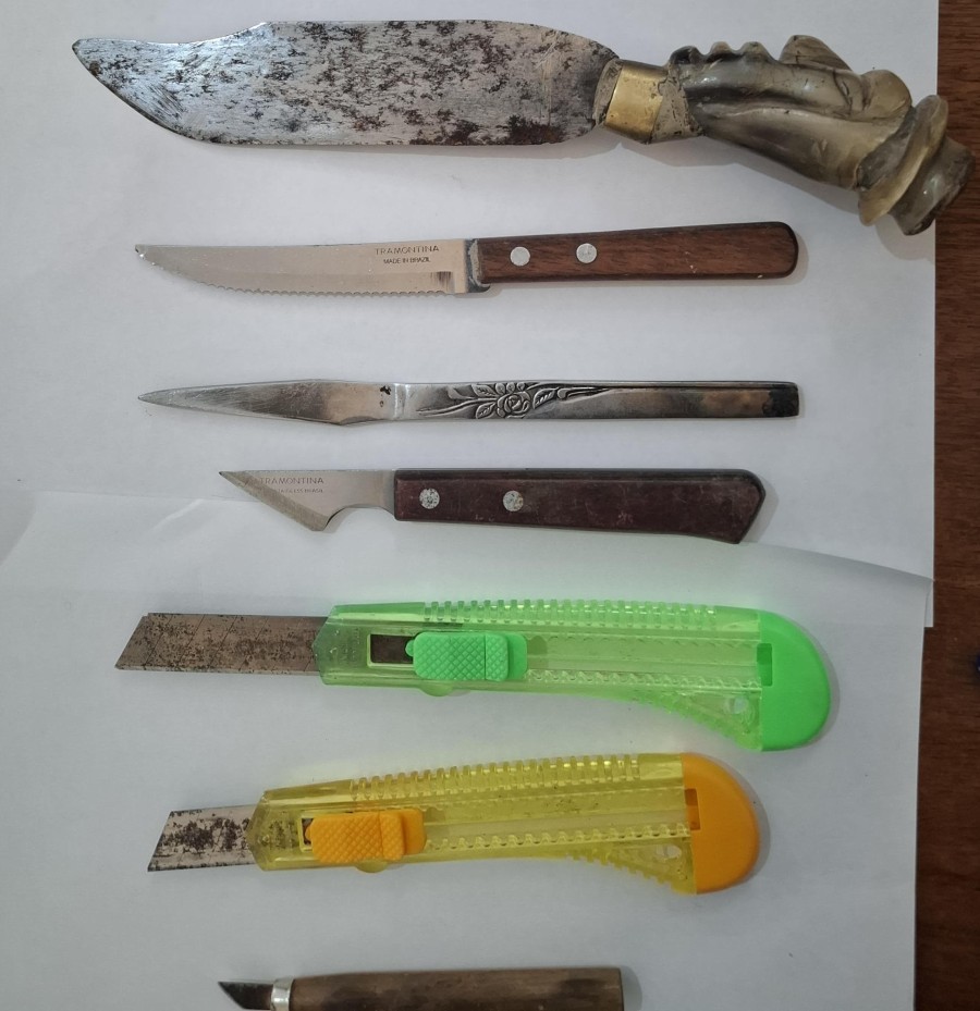 Tras realizarle la requisa personal le incautaron siete elementos punzocortantes de distintas características.