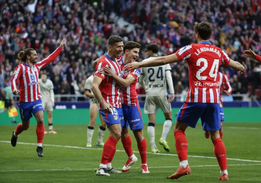 Los jugadores del Atlético celebran el gol de Julián Álvarez.