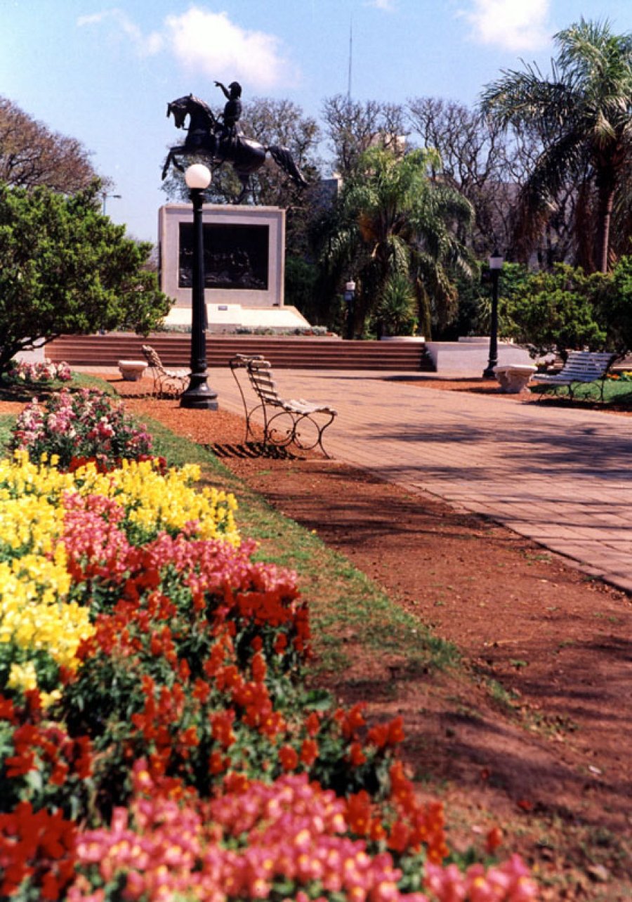 ¿Lugar de Paz? La Plaza principal de nuestra ciudad fue nuevamente escenario de inéditos enfrentamientos con posesión de armas blancas.