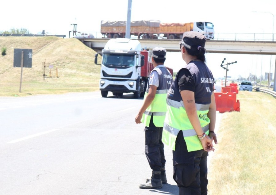 El personal de la Agencia Provincial de Seguridad Vial realiza el desv&iacute;o hacia el carril contrario, que funcionar&aacute; en ambos sentidos.