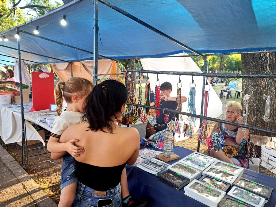 Uno de los stand habilitado en el paseo público.