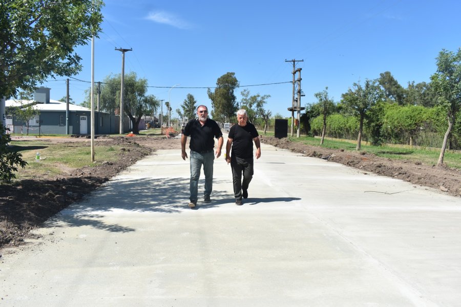 El Intendente visitando la obra en ejecución.