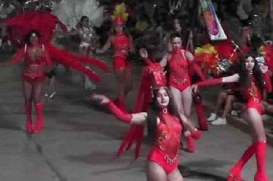 Uno de los cuerpos de la comparsa local Itaivi Sambando